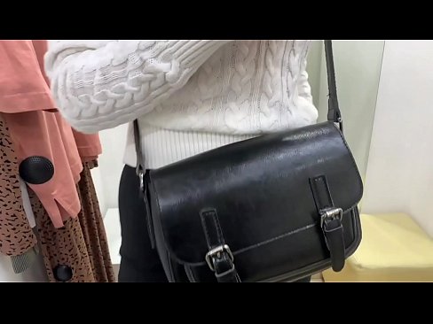 ❤️ Јавна мастурбација младе кучке ФералБерри са дилдом у соби за мерење Руски порно код нас ❤