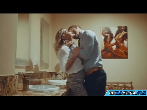 ❤️ Кад те прсата плавуша заведе у јавном тоалету Руски порно код нас ❤